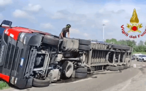 Autoarticolato si ribalta a una rotonda a Castelfranco Veneto