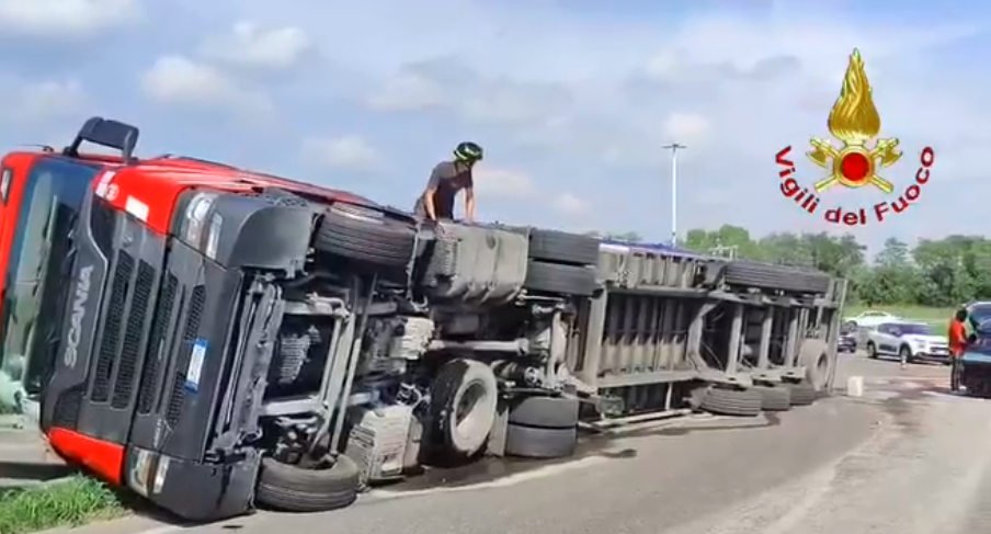 Autoarticolato si ribalta a una rotonda a Castelfranco Veneto
