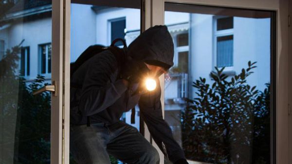 Chiama spaventata in Questura: “Aiuto, un ladro mi sta entrando in casa”. Fermato un 29enne