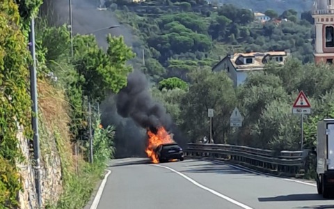 Chiavari, Bmw in fiamme sull’Aurelia