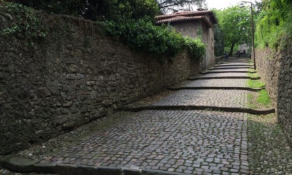 Ciclisti che «si buttano in discesa» lungo la scaletta della Noca a Bergamo: il video