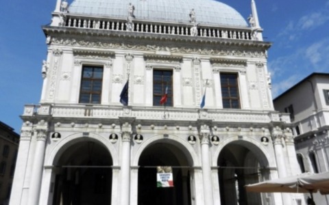 “Coloriamo l’Italia di verde”: Palazzo Loggia si illumina