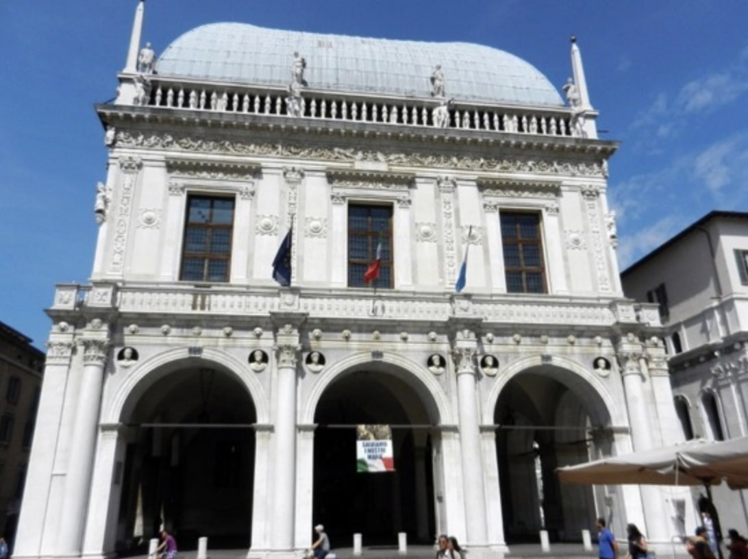 “Coloriamo l’Italia di verde”: Palazzo Loggia si illumina