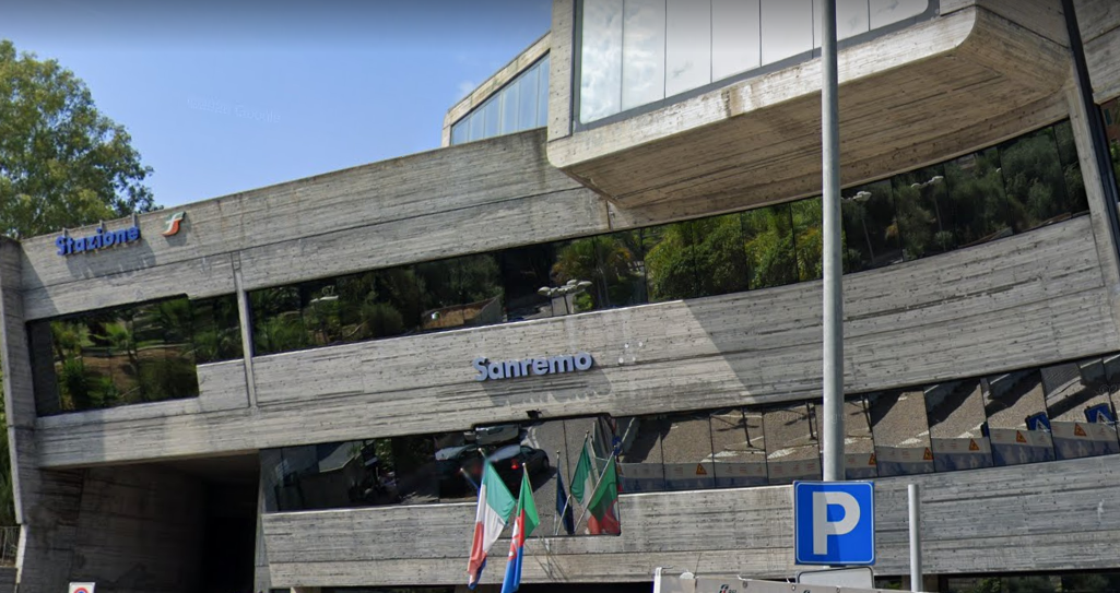 Divieto di transito e sosta nel piazzale della stazione
