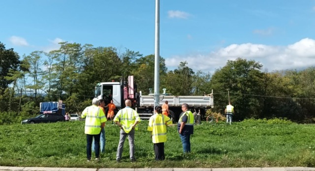 Dopo un anno e mezzo torna la torre-faro alla rotonda di via Oremo