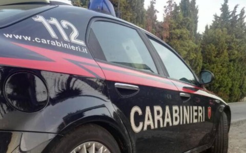 Dorme in un’auto non sua, tenta di aggredire i Carabinieri: denunciato