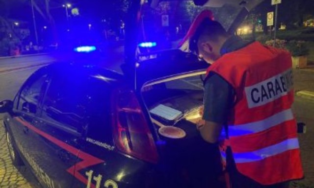 Entrano nel cantiere e fuggono a bordo di un escavatore