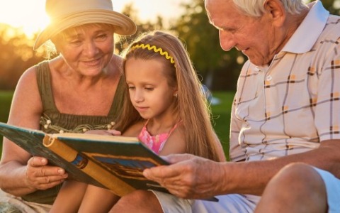 Festa dei Nonni 2025: manda il tuo augurio e la tua foto, sarà pubblicata sul giornale