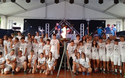 Fiaccolata: la fiamma accesa da Papa Leone XIV è  arrivata a Maggianico