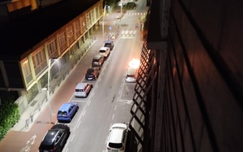 Fiamme nella notte, prima l’esplosione poi l’incendio di rifiuti in strada