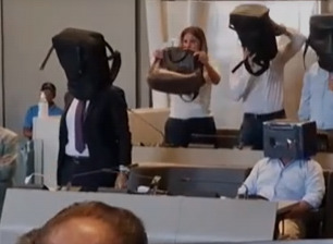 Firenze, con gli zaini neri in testa in consiglio comunale