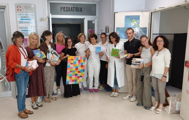 Gli studenti del liceo Galilei donano 100 libri alla pediatria di Borgomanero