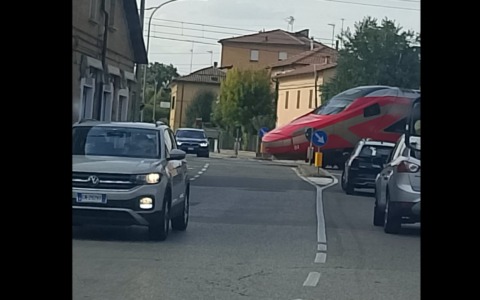 Guasto al passaggio a livello di via Zanardi, Frecciarossa passa a bassa velocità