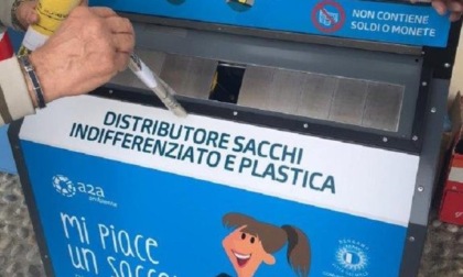 «Il distributore di sacchi per la raccolta differenziata è inaccessibile. Il Comune ne è al corrente?»