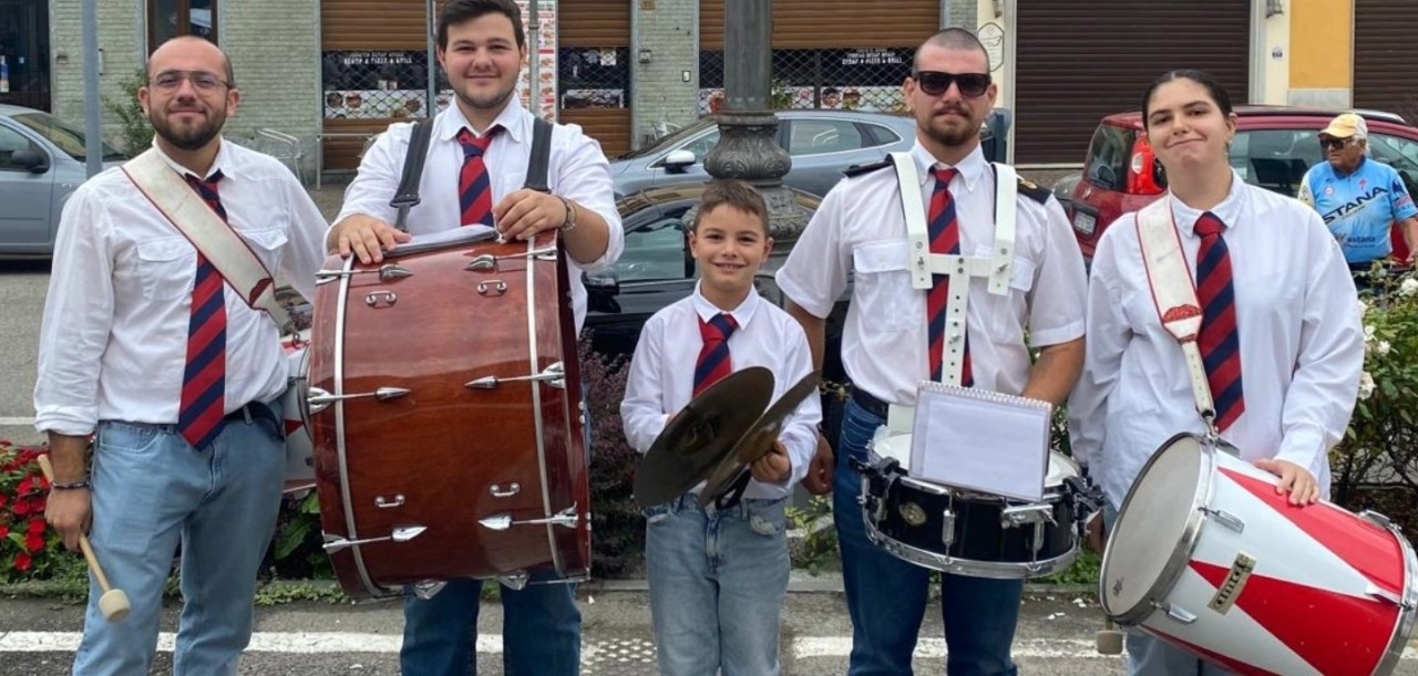 Il piccolo batterista Davide con il ritmo nel sangue:  debutto in grande stile  fuori casa
