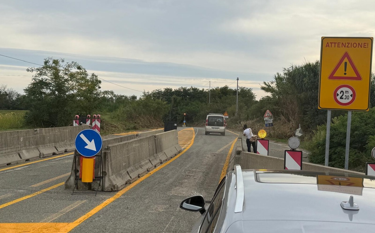 Il ponte di Bassignana riapre dopo un anno, bollicine sulle auto in transito