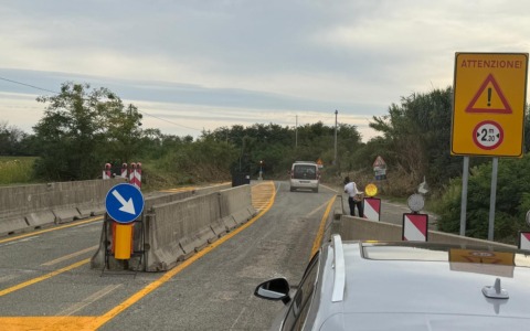 Il ponte di Bassignana riapre dopo un anno, bollicine sulle auto in transito