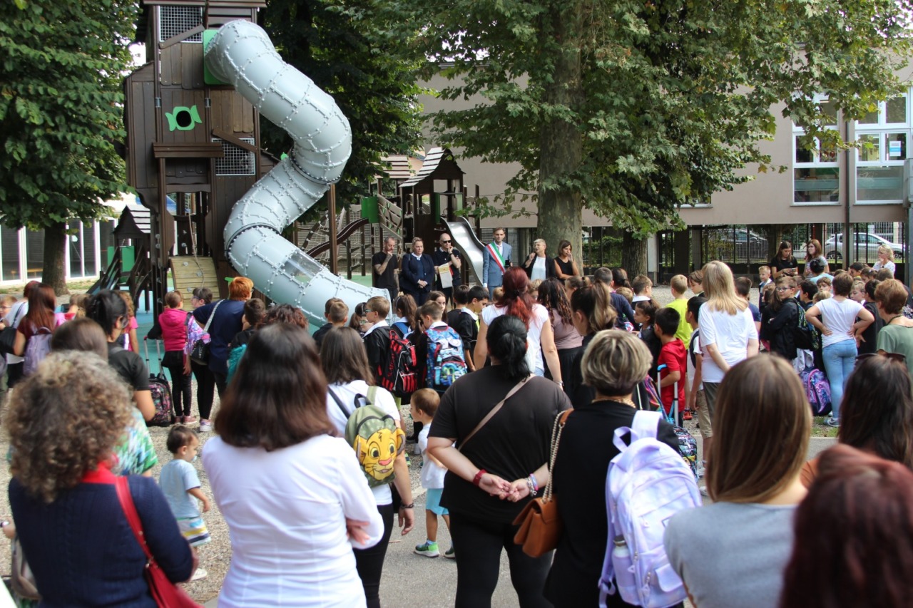 Inaugurato il nuovo cortile delle scuole