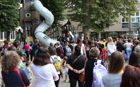 Inaugurato il nuovo cortile delle scuole