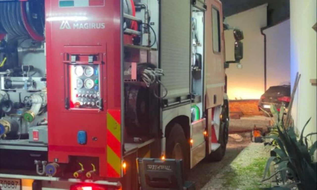 Incendio improvviso in un garage, danneggiate due auto