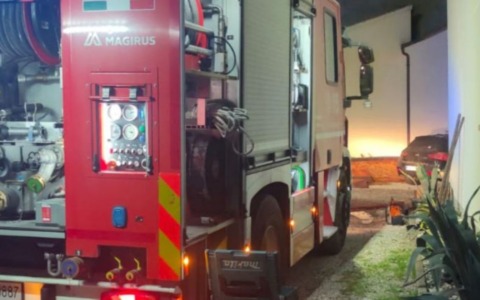 Incendio improvviso in un garage, danneggiate due auto