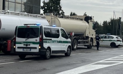 Incendio in un capannone: danneggiata anche la facciata di un'azienda vicina