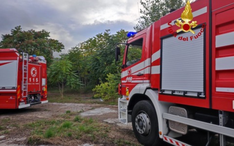 Incendio nell’ex area Zucchi: Vigili del Fuoco sul posto, non risultano feriti né intossicati