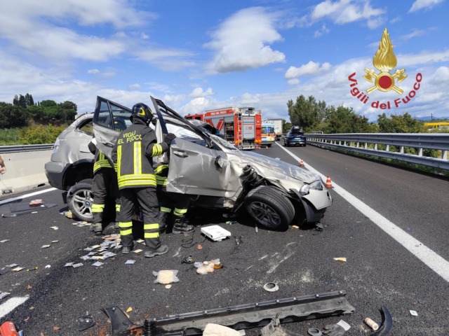 Incidente in A1, auto ribaltata al km 378: intervento dei Vigili del Fuoco di Cortona