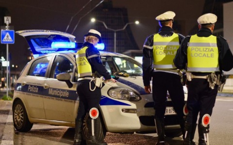 Incidente in viale Storchi: alla guida con un tasso alcolemico 4 volte superiore alla media