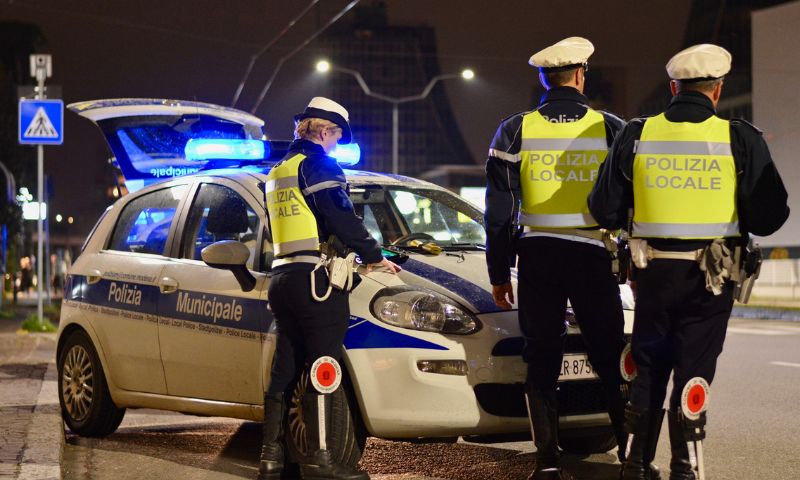 Incidente in viale Storchi: alla guida con un tasso alcolemico 4 volte superiore alla media
