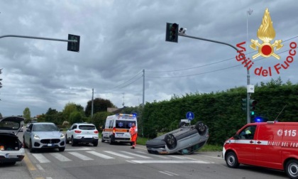 Incidente stradale tra due auto, una si ribalta