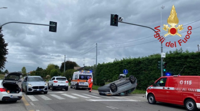 Incidente stradale tra due auto, una si ribalta