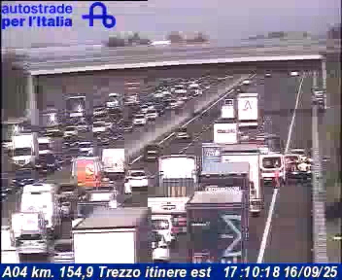 Incidente sull’A4 coinvolto un mezzo pesante: intervengono ambulanza e Vigili del fuoco