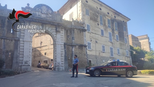 Infastidisce dei clienti in un locale e poi aggredisce i carabinieri, arrestato
