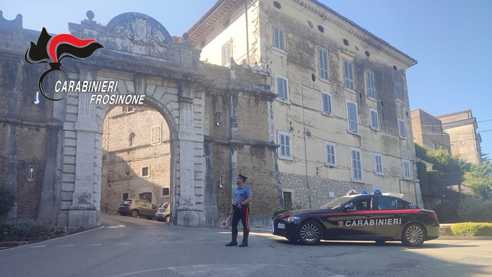 Infastidisce dei clienti in un locale e poi aggredisce i carabinieri, arrestato