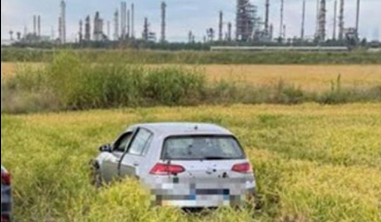 Inseguimento da film a Cerano: auto in fuga finisce in una risaia