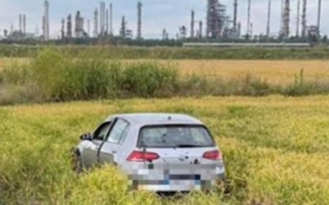 Inseguimento da film a Cerano: auto in fuga finisce in una risaia