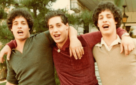 La storia dei tre gemelli adottati da famiglie diverse e ritrovatisi per caso all’Università