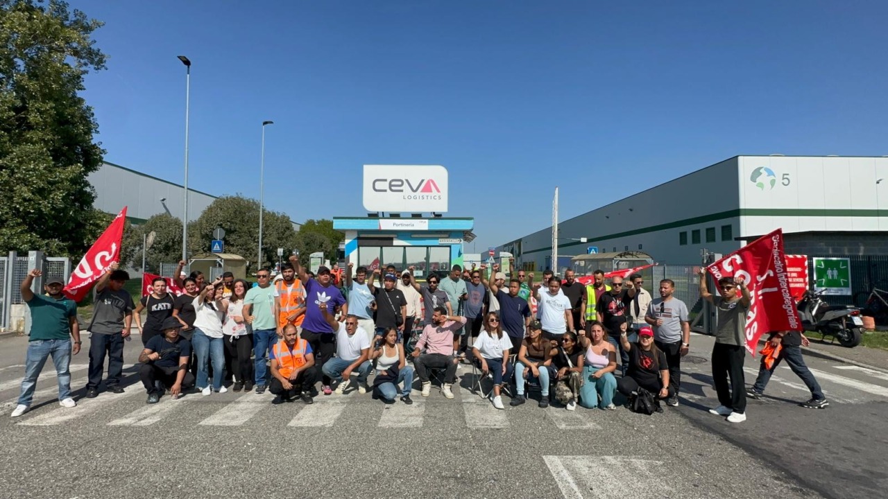 Lavoratori pavesi in protesta contro il trasferimento Amazon nel Lodigiano