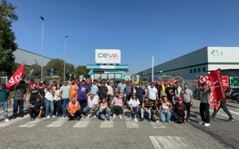 Lavoratori pavesi in protesta contro il trasferimento Amazon nel Lodigiano