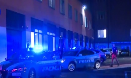 Litigano animatamente, gli agenti li dividono e vengono minacciati: denunciata una 35enne