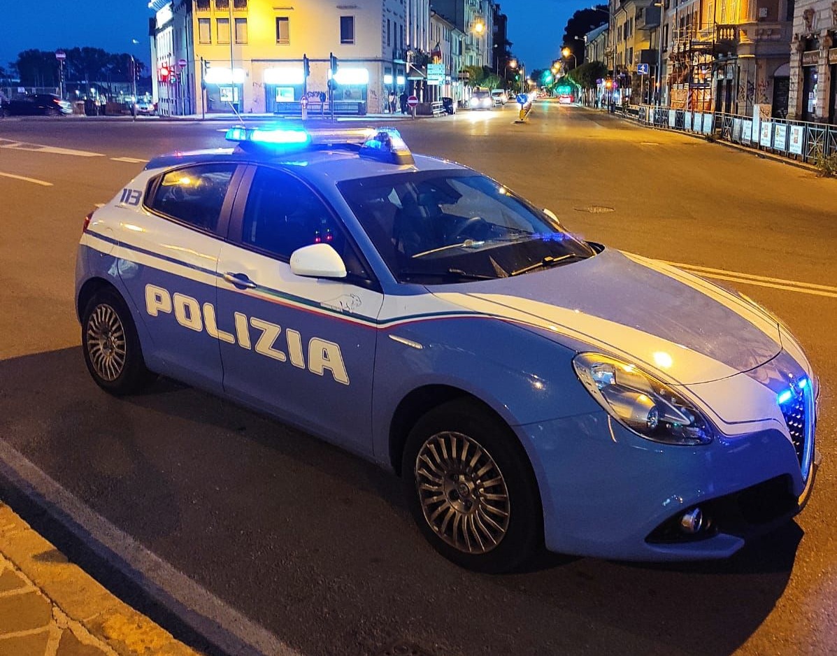 Minorenne picchiato e derubato in corso Milano