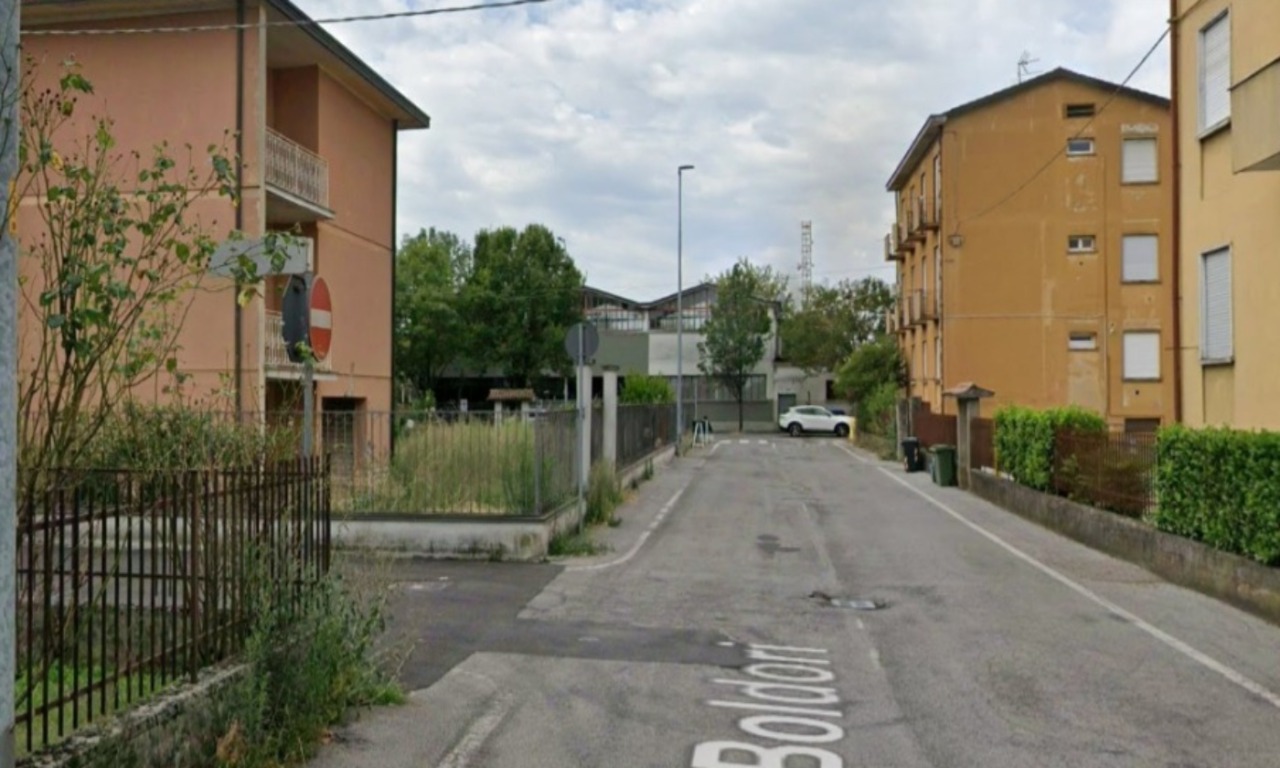 Motociclista ferito a Crema: scontro tra auto e moto in via Boldori