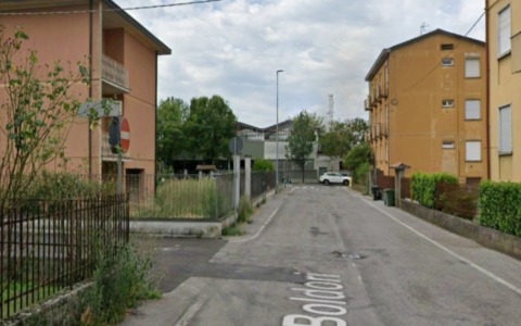 Motociclista ferito a Crema: scontro tra auto e moto in via Boldori
