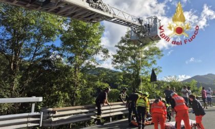 Motociclista scivola oltre la protezione stradale: l'intervento dei Vigili del Fuoco