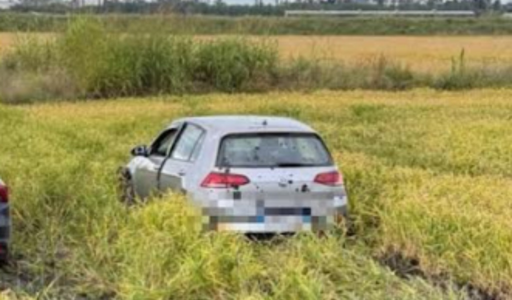 Non si ferma all’alt e scatta l’inseguimento da Cassolnovo al Novarese, la corsa finisce in un campo