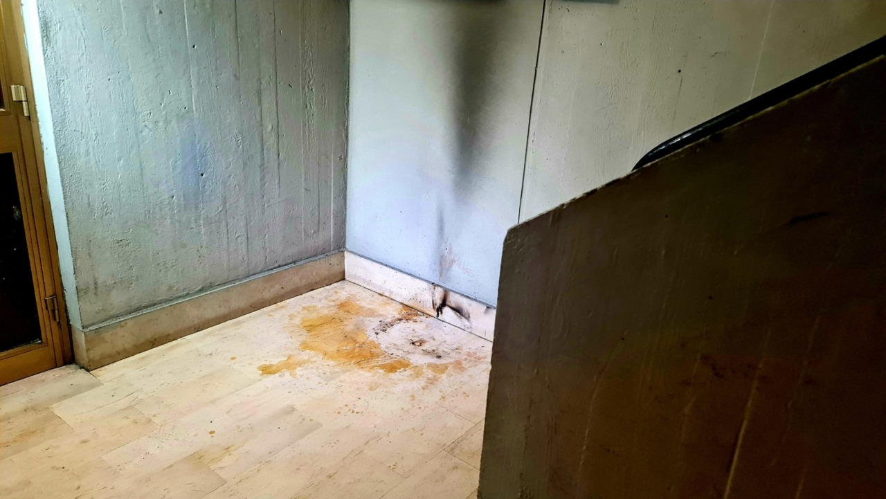 Nuovo atto intimidatorio in via Guido Rossa, bottiglia molotov nella scala del palazzo