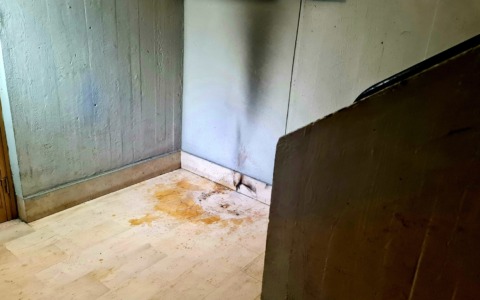 Nuovo atto intimidatorio in via Guido Rossa, bottiglia molotov nella scala del palazzo. Le immagini