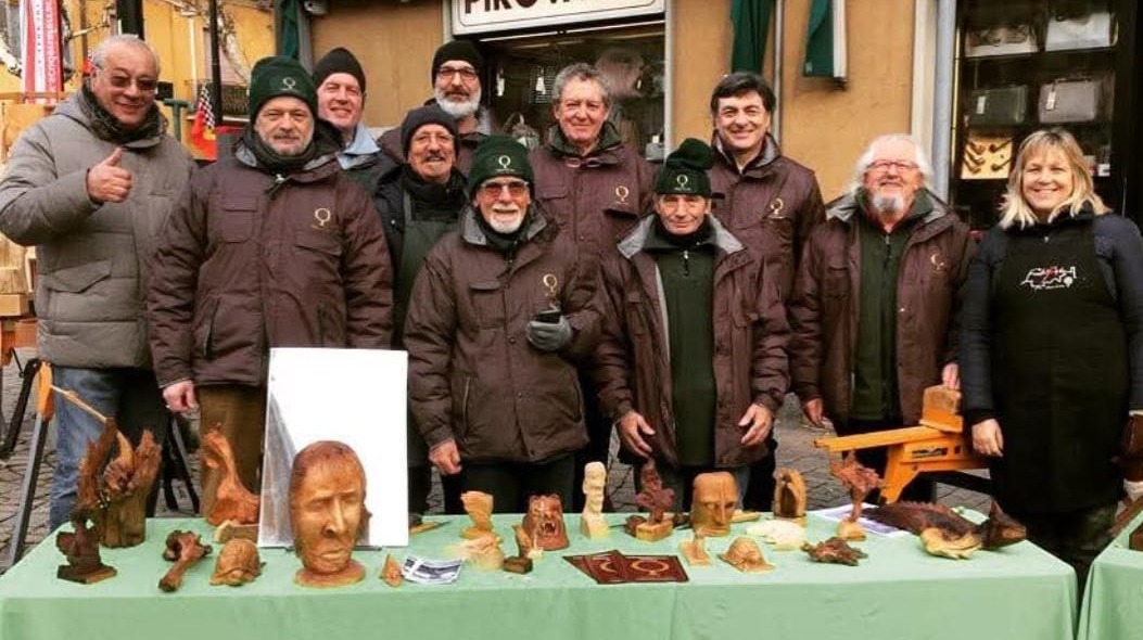 Otto sculture in legno da donare al Comune per il Parco dei Nuovi nati
