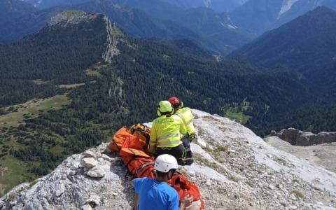 Pelmo, 24enne scivola in un ghiaione: recuperato dall’elisoccorso